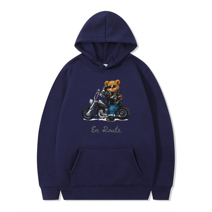 Kvinnors hoodie med unikt björndesign och avslappnad passform Mirla-Eva Jonsson