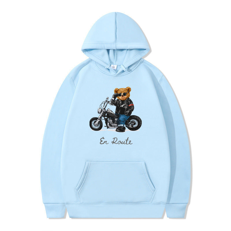 Kvinnors hoodie med unikt björndesign och avslappnad passform Mirla-Eva Jonsson