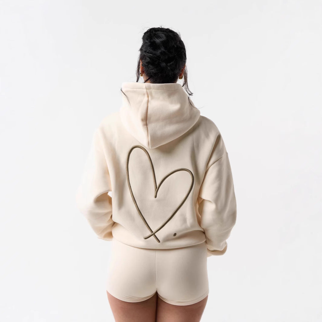 Kvinnors hoodie sweatshirt med stort hjärtdesign och bekväma korta shorts Mirla-Eva Jonsson