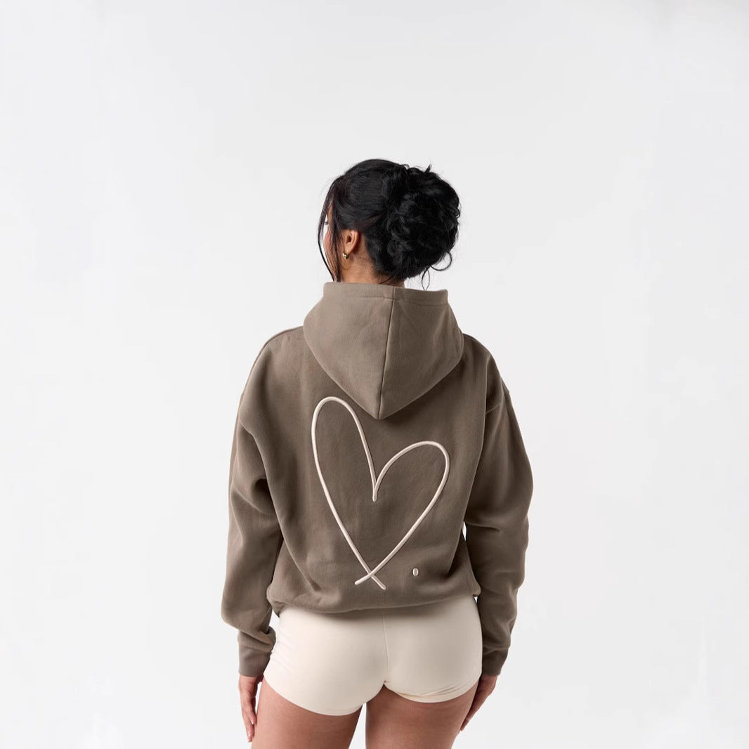 Kvinnors hoodie sweatshirt med stort hjärtdesign och bekväma korta shorts Mirla-Eva Jonsson