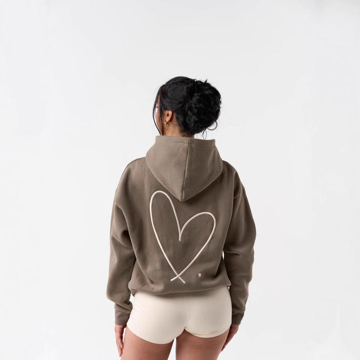 Kvinnors hoodie sweatshirt med stort hjärtdesign och bekväma korta shorts Mirla-Eva Jonsson