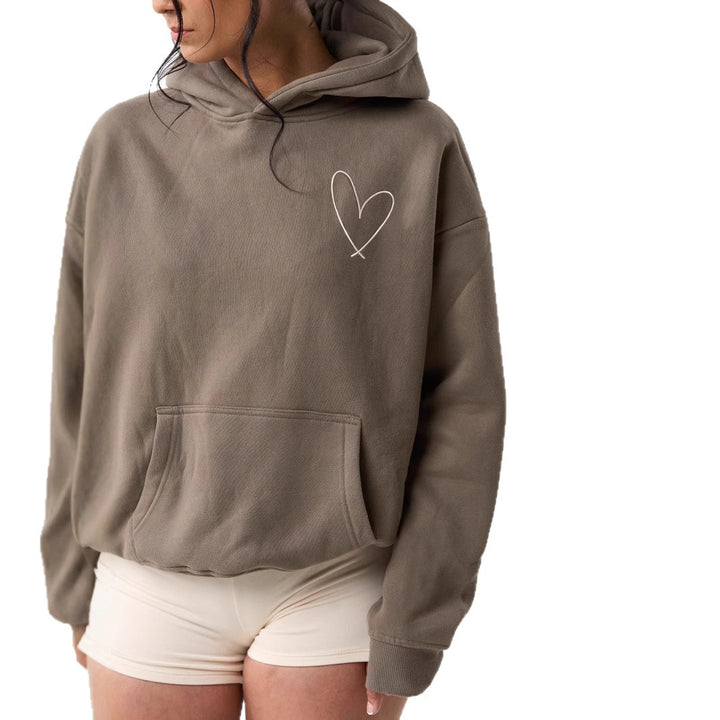 Kvinnors hoodie sweatshirt med stort hjärtdesign och bekväma korta shorts Mirla-Eva Jonsson