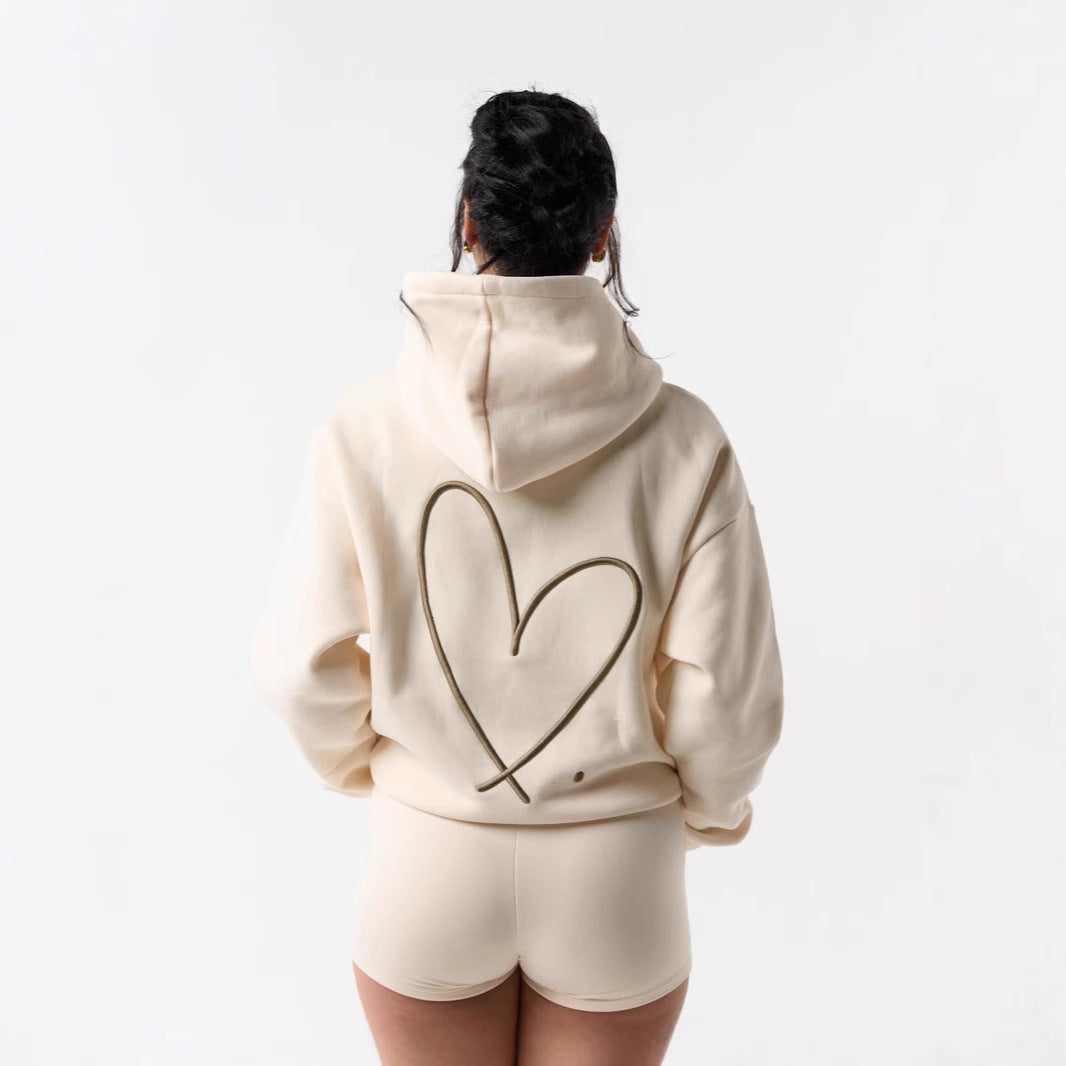 Kvinnors hoodie sweatshirt med stort hjärtdesign och bekväma korta shorts Mirla-Eva Jonsson