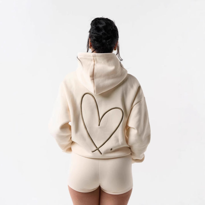 Kvinnors hoodie sweatshirt med stort hjärtdesign och bekväma korta shorts Mirla-Eva Jonsson