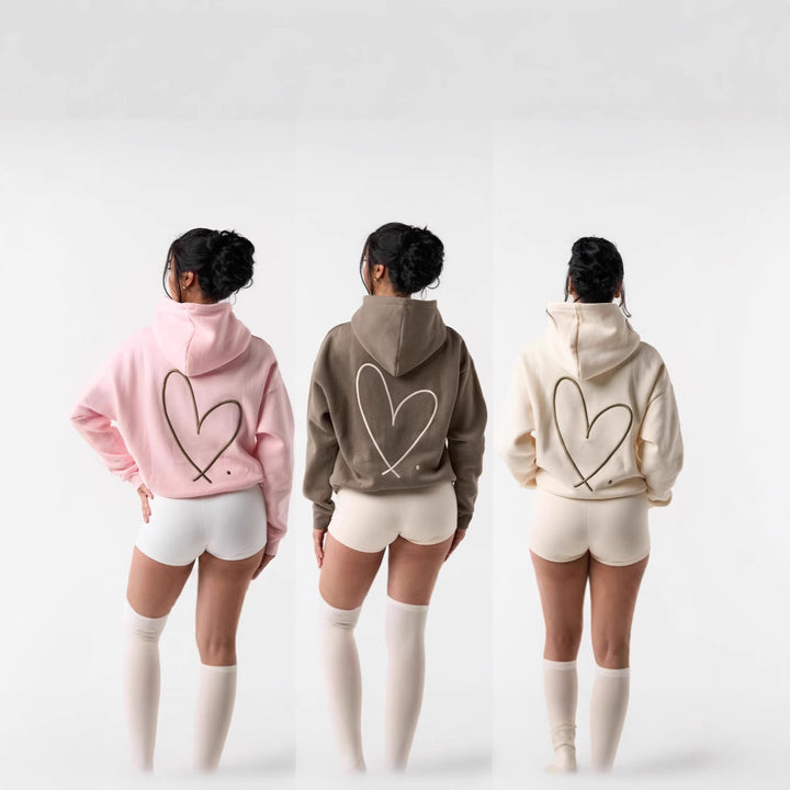 Kvinnors hoodie sweatshirt med stort hjärtdesign och bekväma korta shorts Mirla-Eva Jonsson