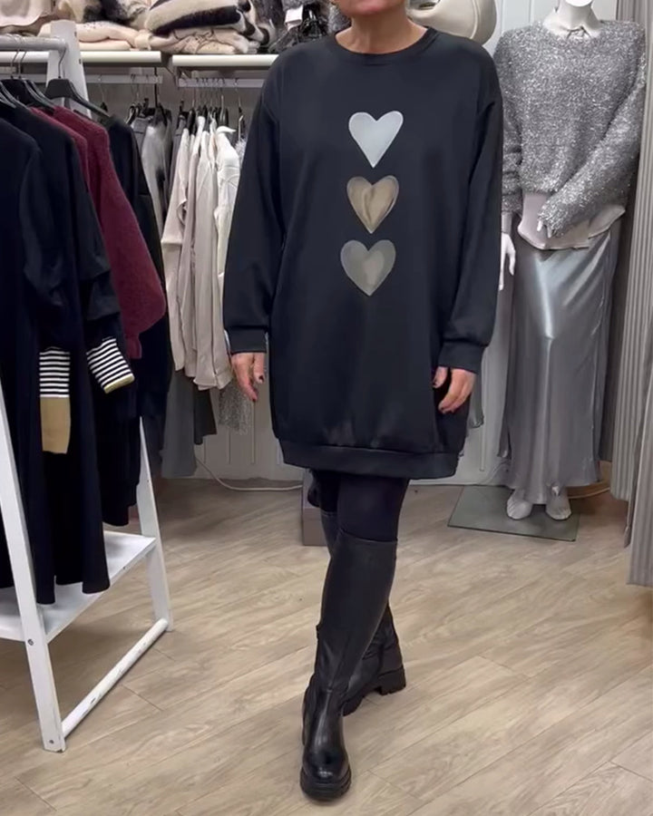 Kvinnors hoodie tröja med hjärtmotiv och lös passform Mirla-Eva Jonsson