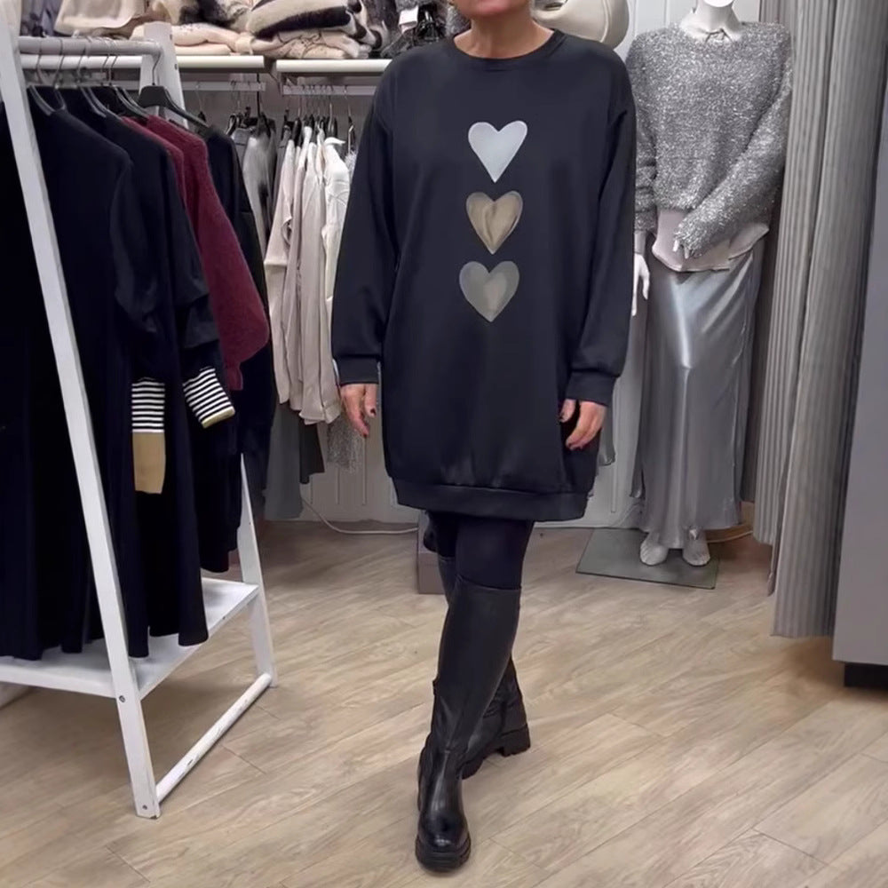 Kvinnors hoodie tröja med hjärtmotiv och lös passform Mirla-Eva Jonsson