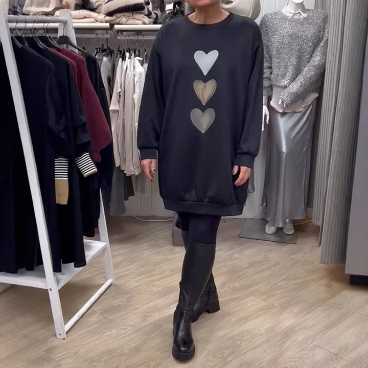 Kvinnors hoodie tröja med hjärtmotiv och lös passform Mirla-Eva Jonsson