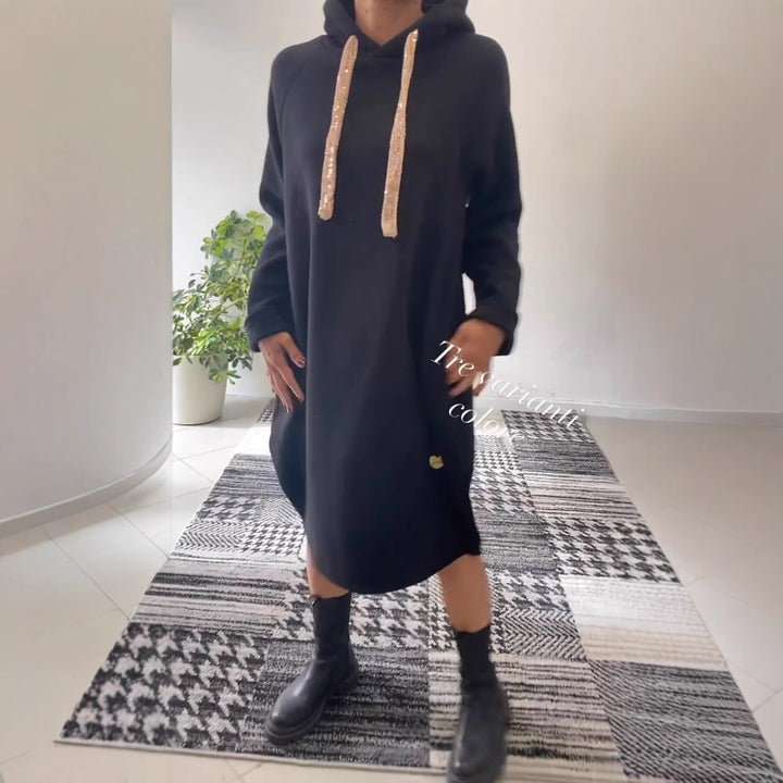 Kvinnors hoodieklänning i en avslappnad oversized stil med glittrande detaljer Mirla-Eva Jonsson