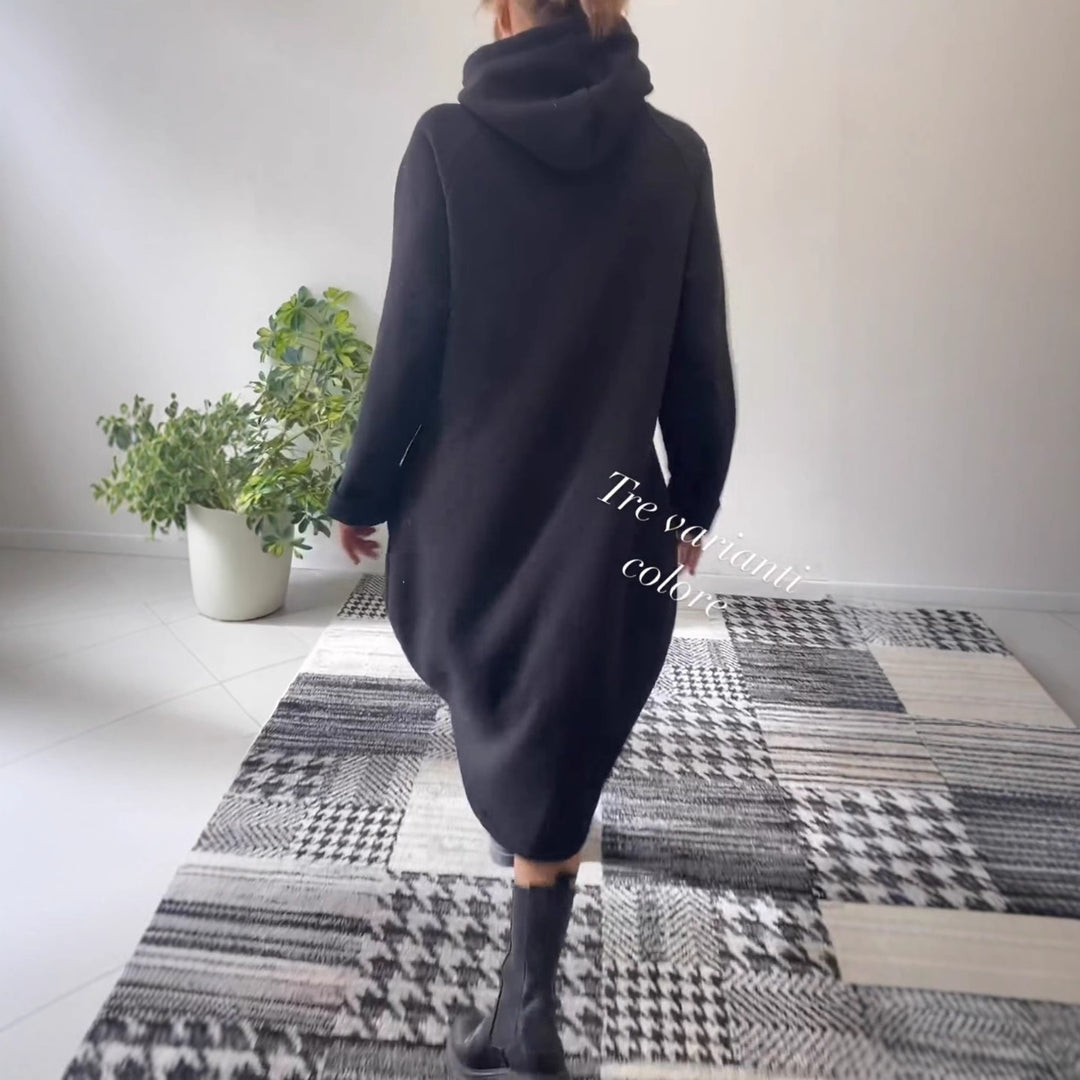 Kvinnors hoodieklänning i en avslappnad oversized stil med glittrande detaljer Mirla-Eva Jonsson