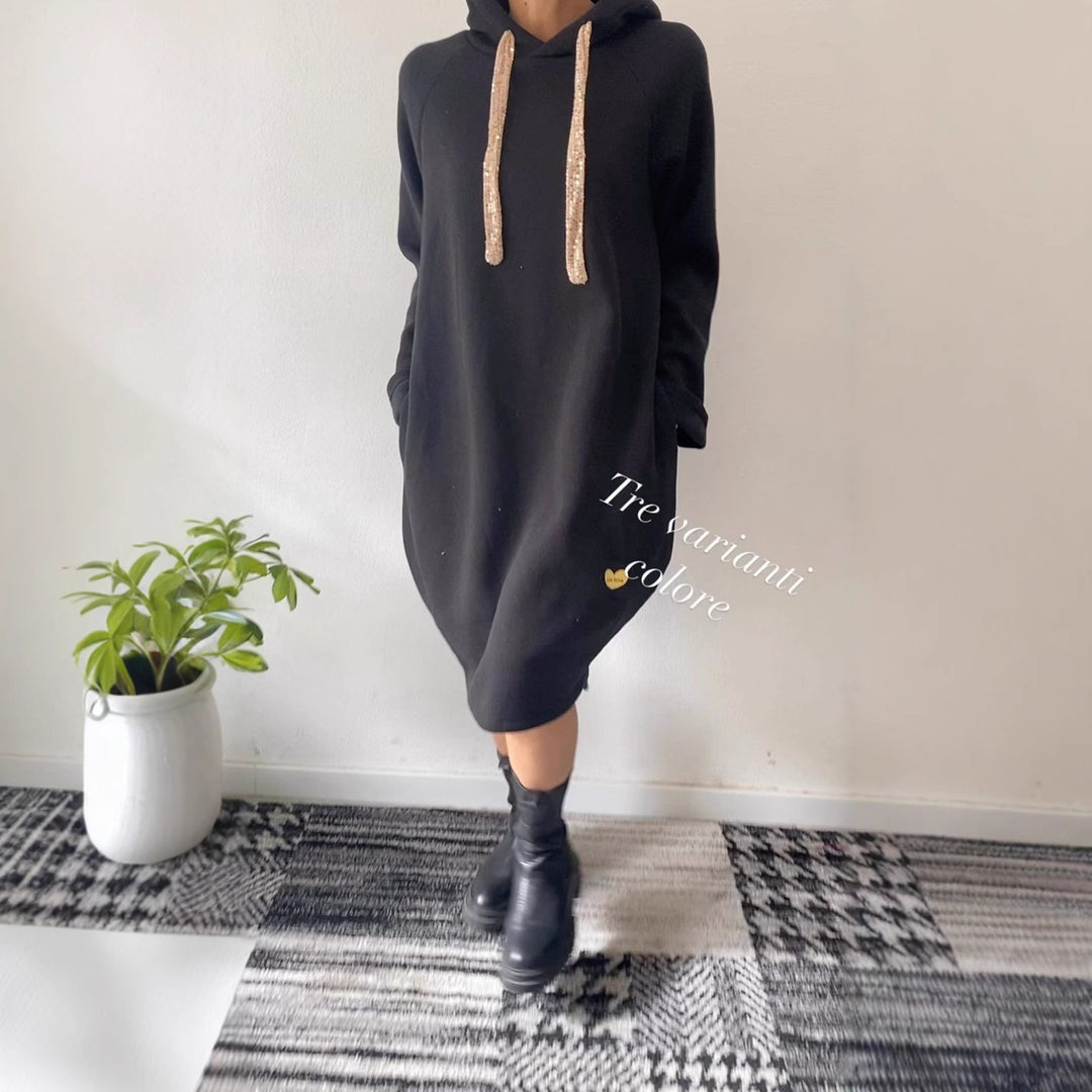 Kvinnors hoodieklänning i en avslappnad oversized stil med glittrande detaljer Mirla-Eva Jonsson