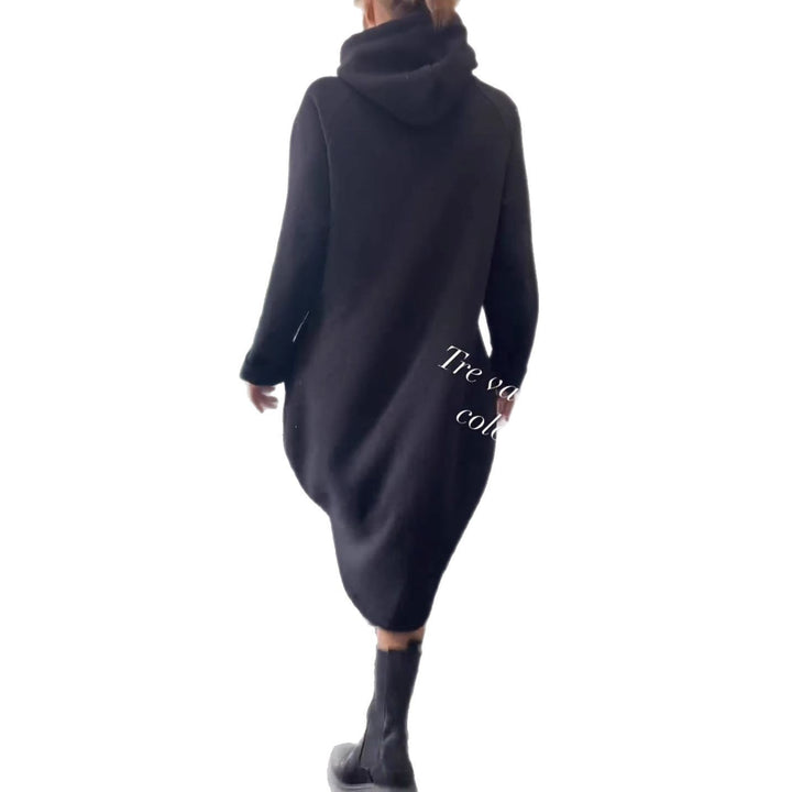 Kvinnors hoodieklänning i en avslappnad oversized stil med glittrande detaljer Mirla-Eva Jonsson