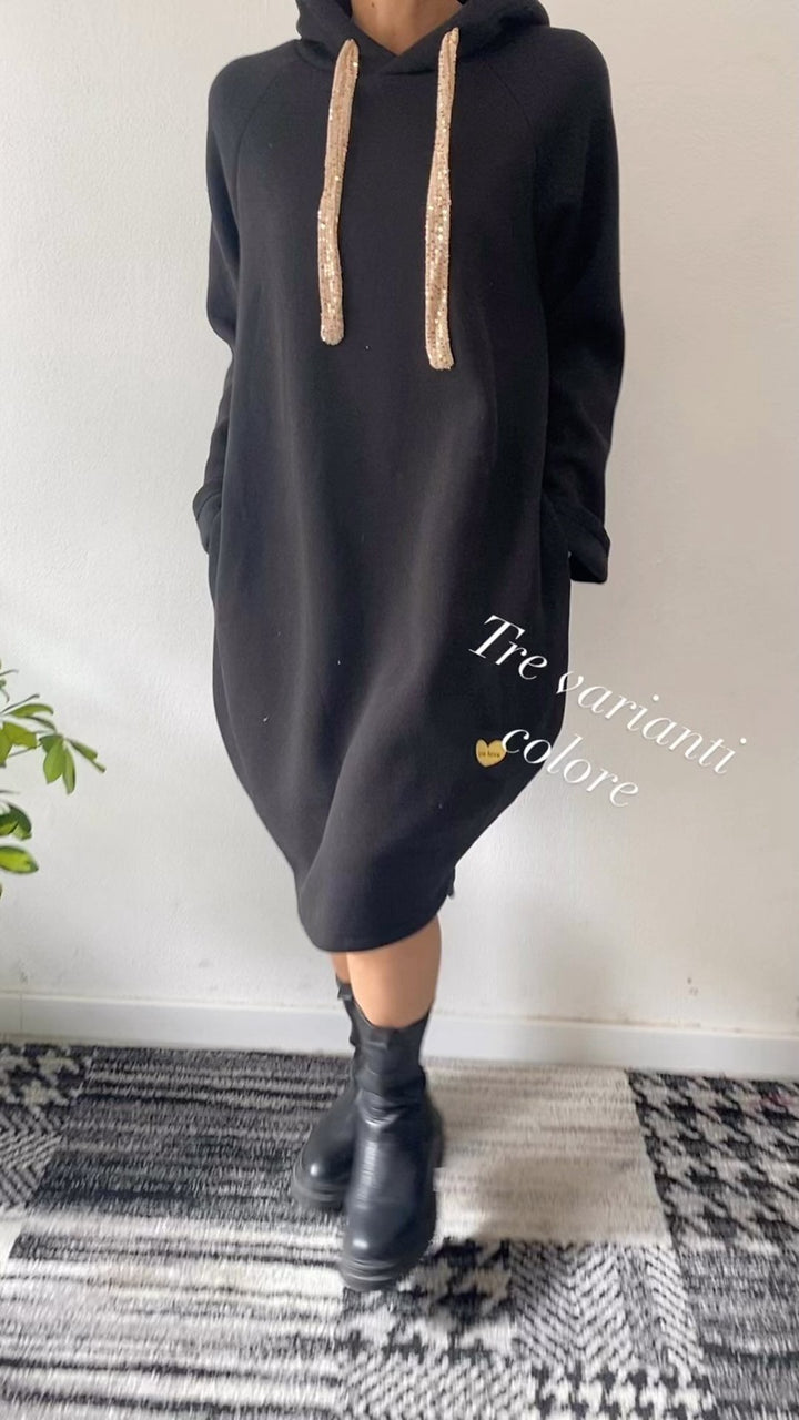Kvinnors hoodieklänning i en avslappnad oversized stil med glittrande detaljer Mirla-Eva Jonsson