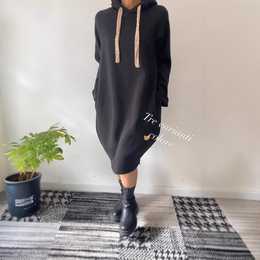 Kvinnors hoodieklänning i en avslappnad oversized stil med glittrande detaljer Mirla-Eva Jonsson
