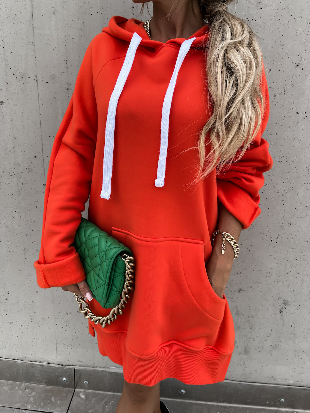 Kvinnors hoodieklänning med huva och sidoknya Mirla-Eva Jonsson