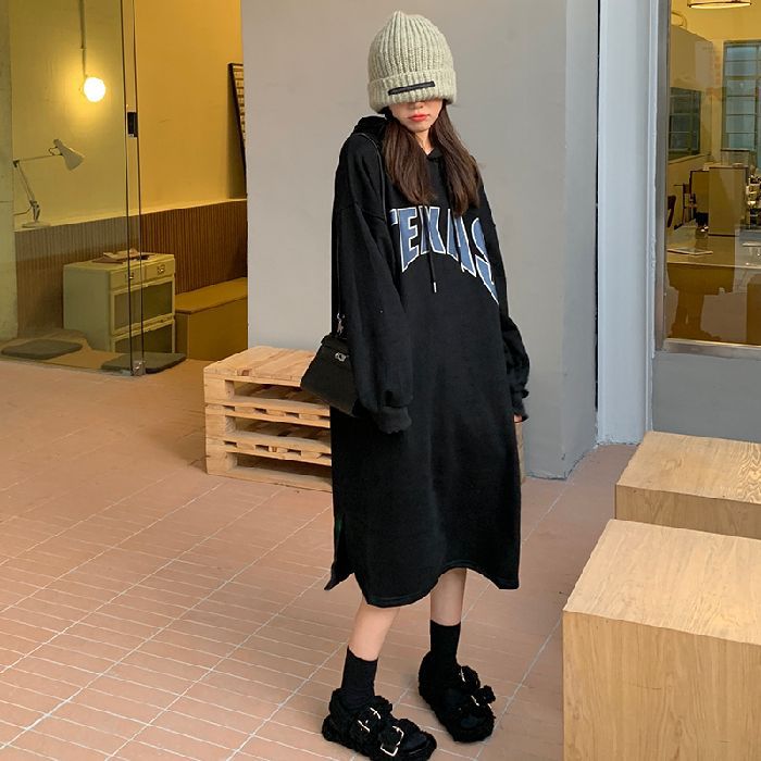 Kvinnors hoodieklänning med modernt tryck och sidosprund Mirla-Eva Jonsson