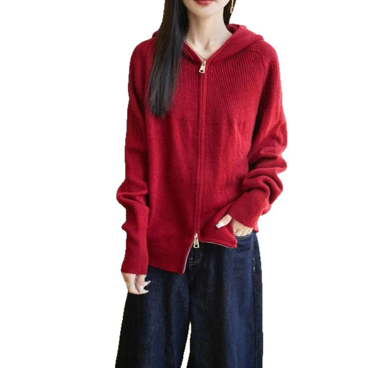 Kvinnors huva jacka med fin ribbad stickning och elegant dragkedja design Mirla-Eva Jonsson