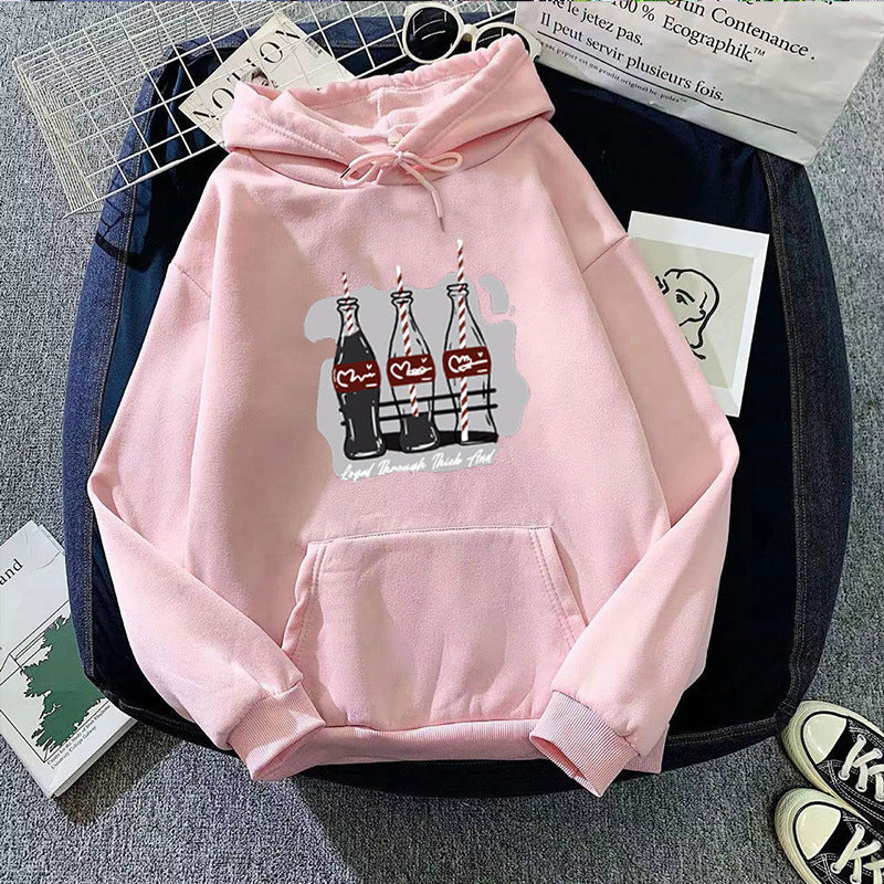Kvinnors huvtröja med lekfullt Coca-Cola flaskmotiv Mirla-Eva Jonsson
