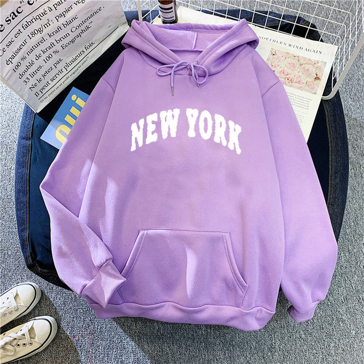 Kvinnors huvtröja med modern New York-typografi Mirla-Eva Jonsson