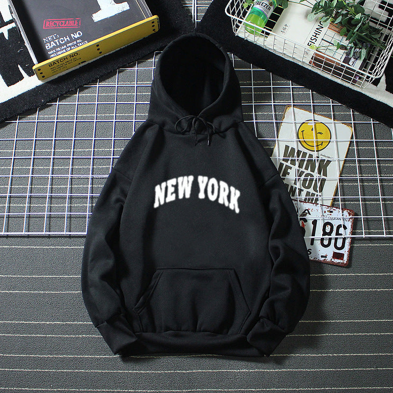 Kvinnors huvtröja med modern New York-typografi Mirla-Eva Jonsson