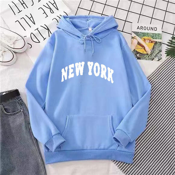 Kvinnors huvtröja med modern New York-typografi Mirla-Eva Jonsson