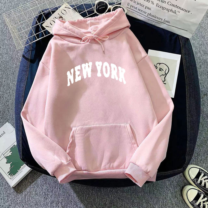 Kvinnors huvtröja med modern New York-typografi Mirla-Eva Jonsson