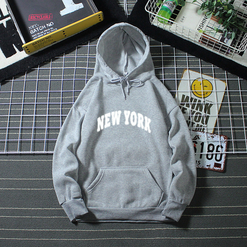 Kvinnors huvtröja med modern New York-typografi Mirla-Eva Jonsson