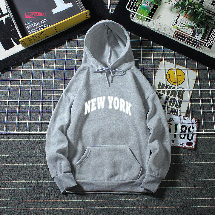 Kvinnors huvtröja med modern New York-typografi Mirla-Eva Jonsson