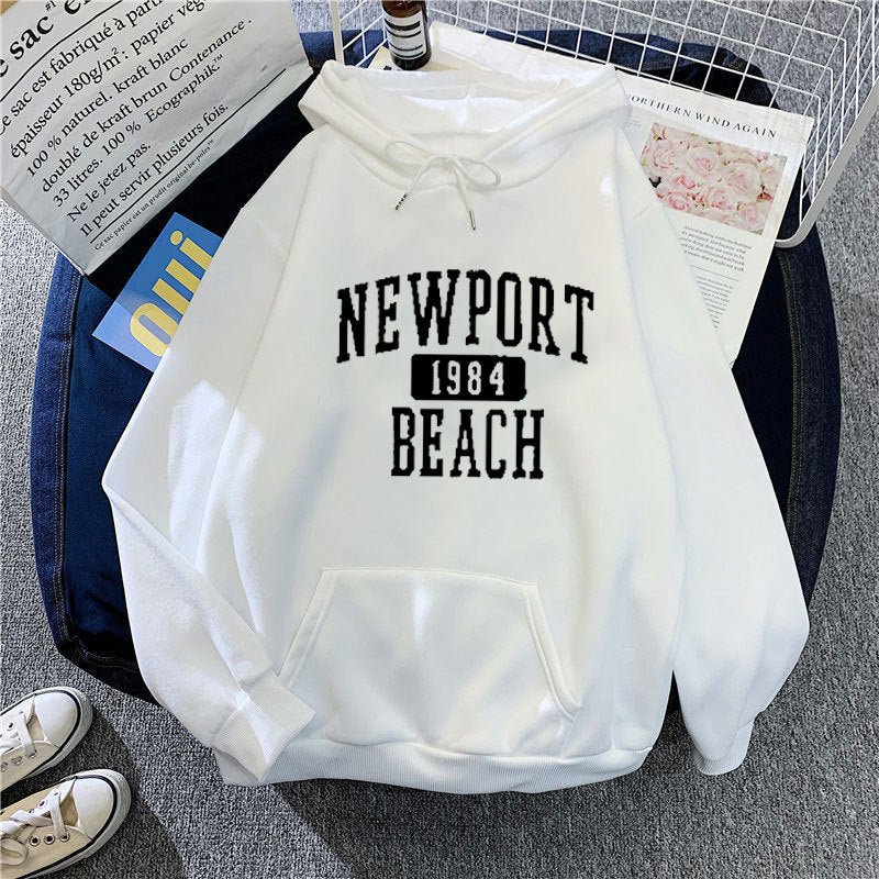 Kvinnors huvtröja med nostalgisk Newport Beach text Mirla-Eva Jonsson