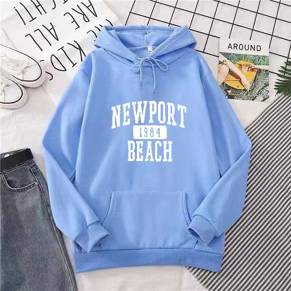 Kvinnors huvtröja med nostalgisk Newport Beach text Mirla-Eva Jonsson