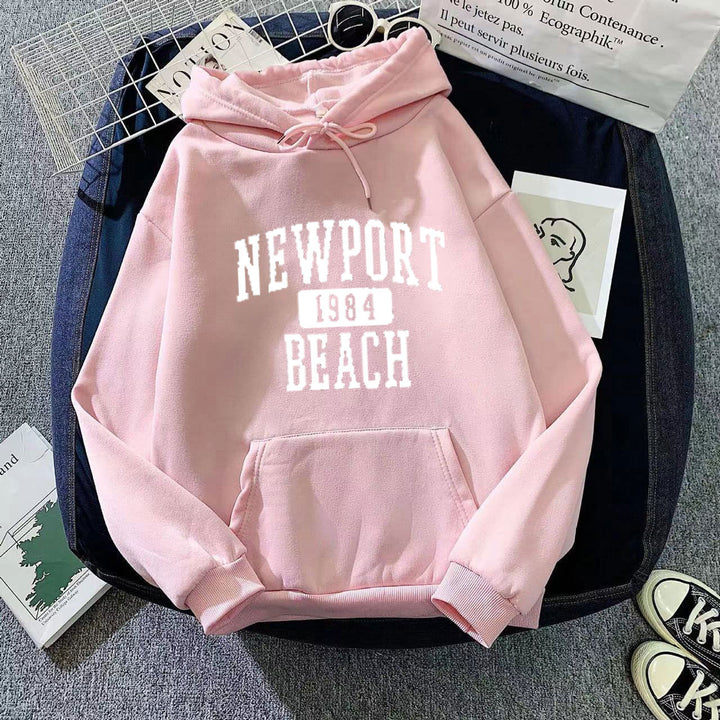 Kvinnors huvtröja med nostalgisk Newport Beach text Mirla-Eva Jonsson
