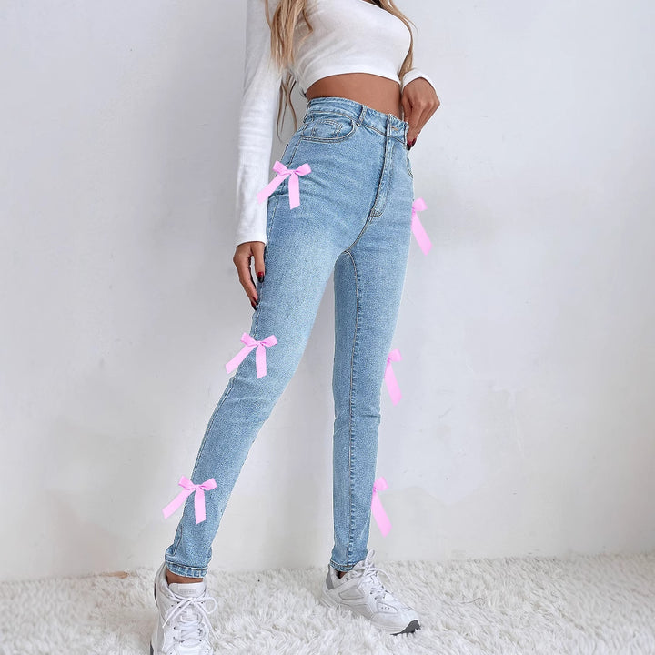 Kvinnors jeans i en modern hög midja skärning med lekfulla knutdetaljer Mirla-Eva Jonsson