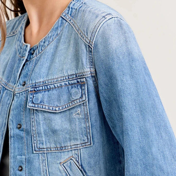 Kvinnors jeansjacka i en avslappnad croppad modell med praktiska fickor och knappdetaljer Mirla-Eva Jonsson