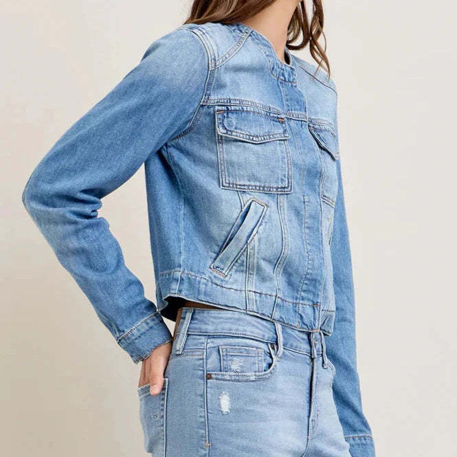Kvinnors jeansjacka i en avslappnad croppad modell med praktiska fickor och knappdetaljer Mirla-Eva Jonsson