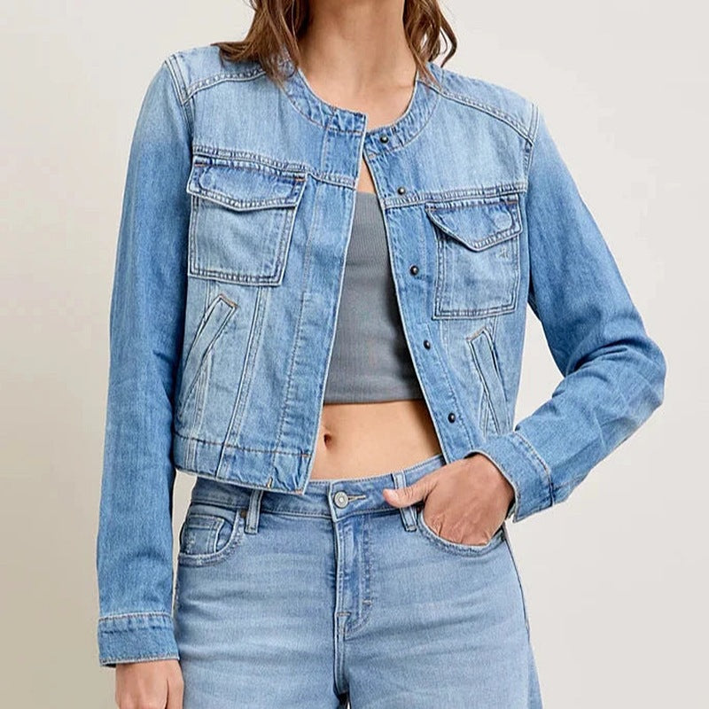 Kvinnors jeansjacka i en avslappnad croppad modell med praktiska fickor och knappdetaljer Mirla-Eva Jonsson