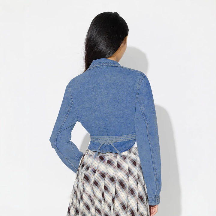 Kvinnors jeansjacka i modern oversize-stil med en cropped skärning och praktiska fickor Mirla-Eva Jonsson