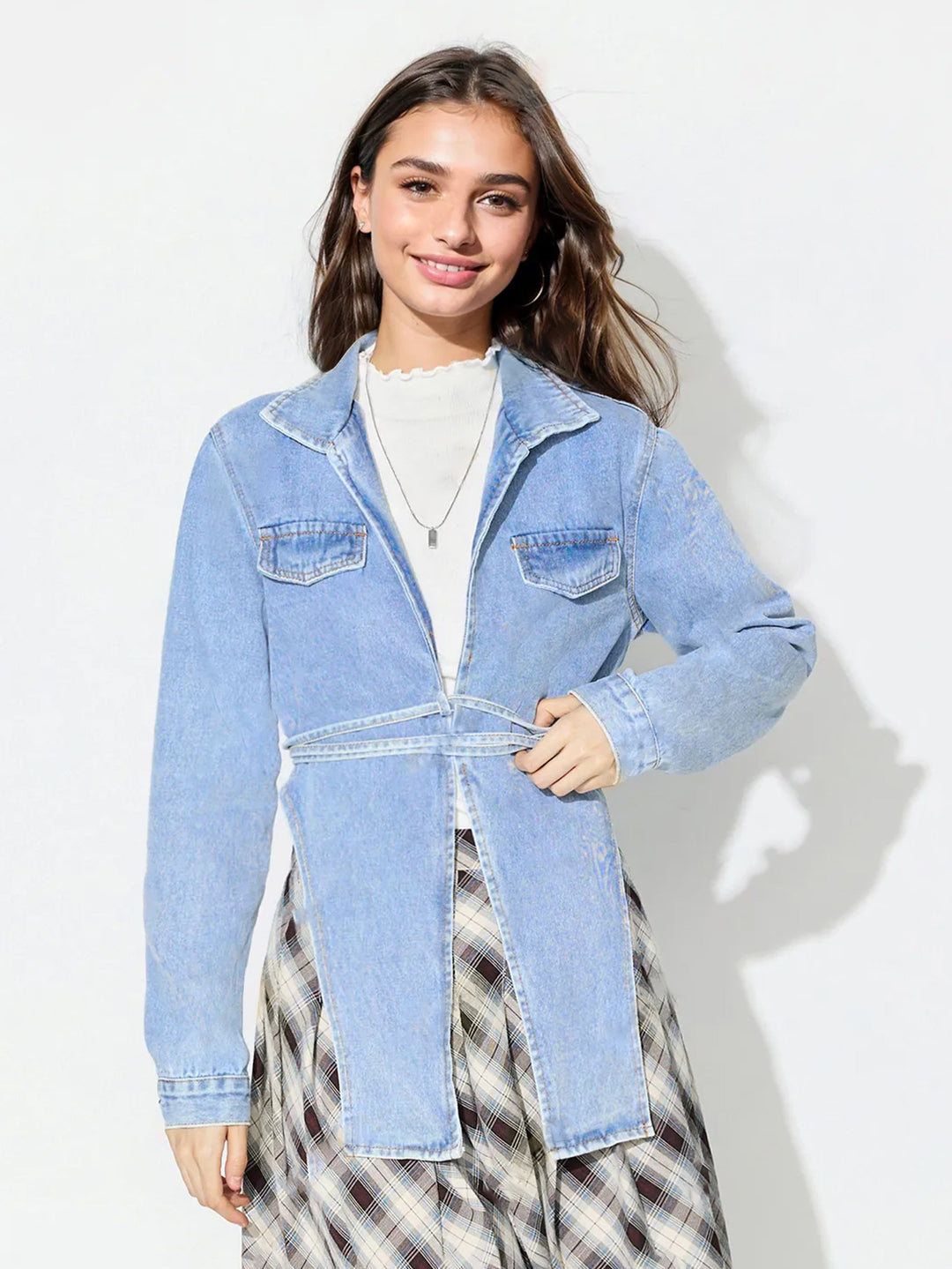 Kvinnors jeansjacka i modern oversize-stil med en cropped skärning och praktiska fickor Mirla-Eva Jonsson