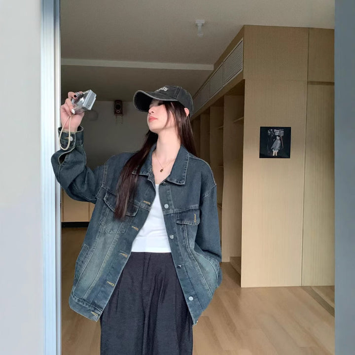 Kvinnors jeansjacka med vintage tvätt och praktiska fickor Mirla-Eva Jonsson