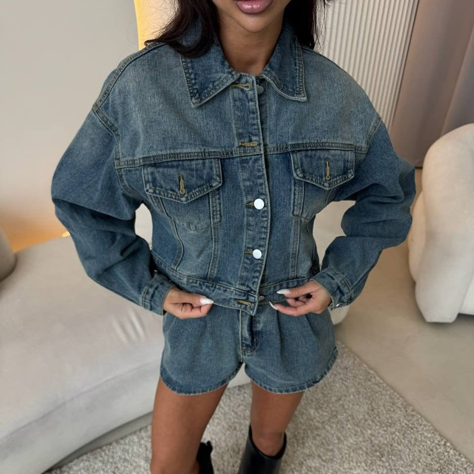 Kvinnors jeansjacka och shorts set i en avslappnad stil med stora fickor Mirla-Eva Jonsson