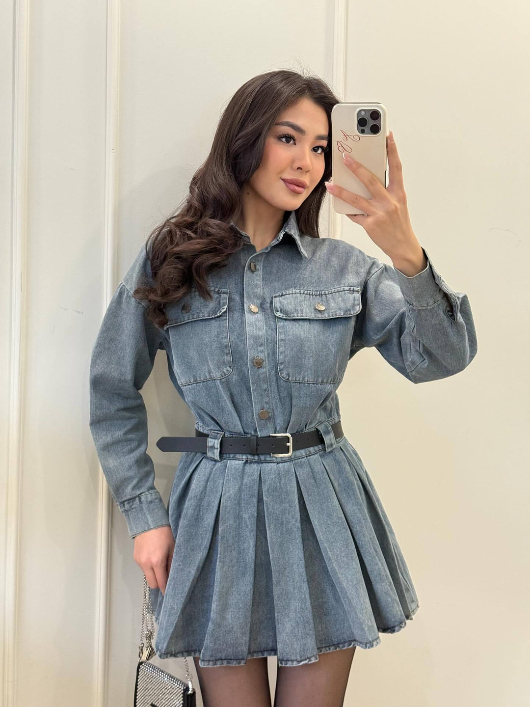 Kvinnors jeansskjortklänning med bältdetalj och veckad kjol Mirla-Eva Jonsson