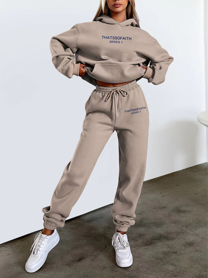 Kvinnors joggingdräkt med bekväm huva och elastiska cuffs Mirla-Eva Jonsson