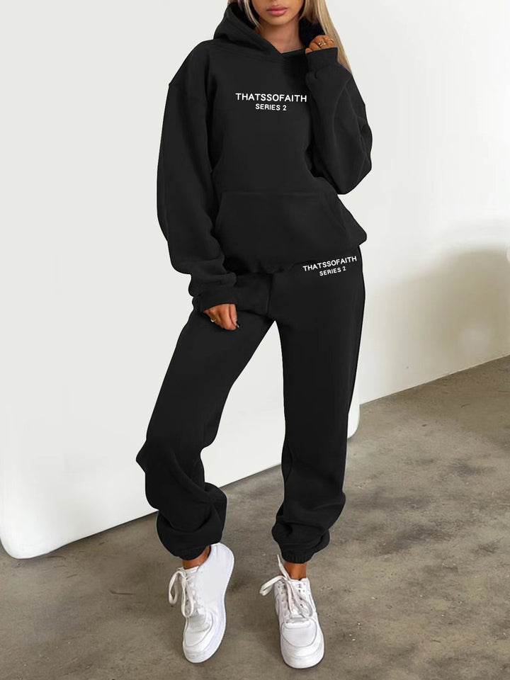 Kvinnors joggingdräkt med bekväm huva och elastiska cuffs Mirla-Eva Jonsson