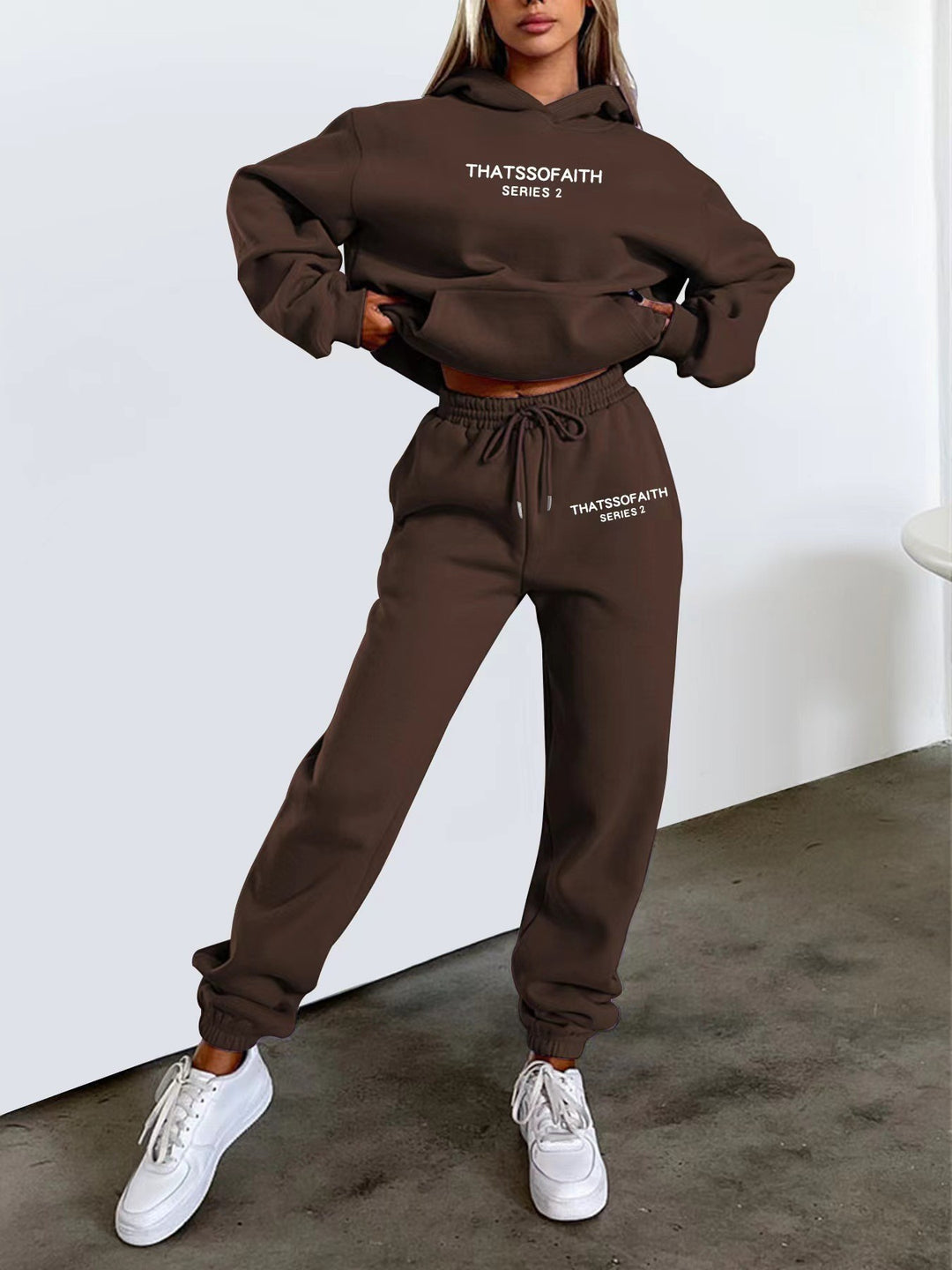 Kvinnors joggingdräkt med bekväm huva och elastiska cuffs Mirla-Eva Jonsson
