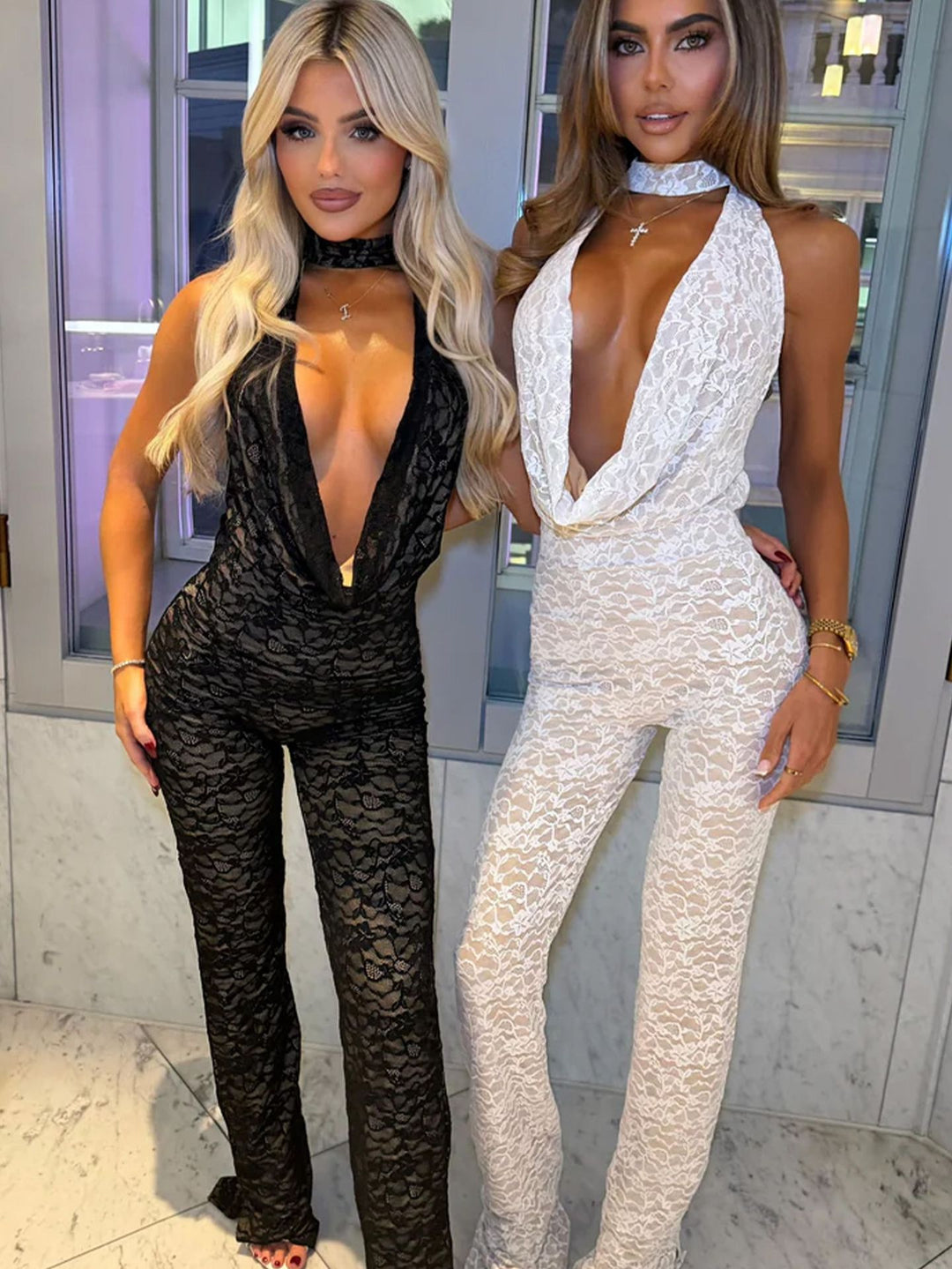 Kvinnors jumpsuit gjord av fin spets med djup V-hals och elegant bakdel-Eva Jonsson