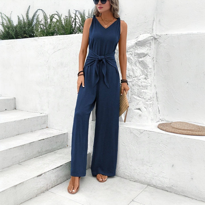 Kvinnors jumpsuit med bältedetalj och V-hals Mirla-Eva Jonsson