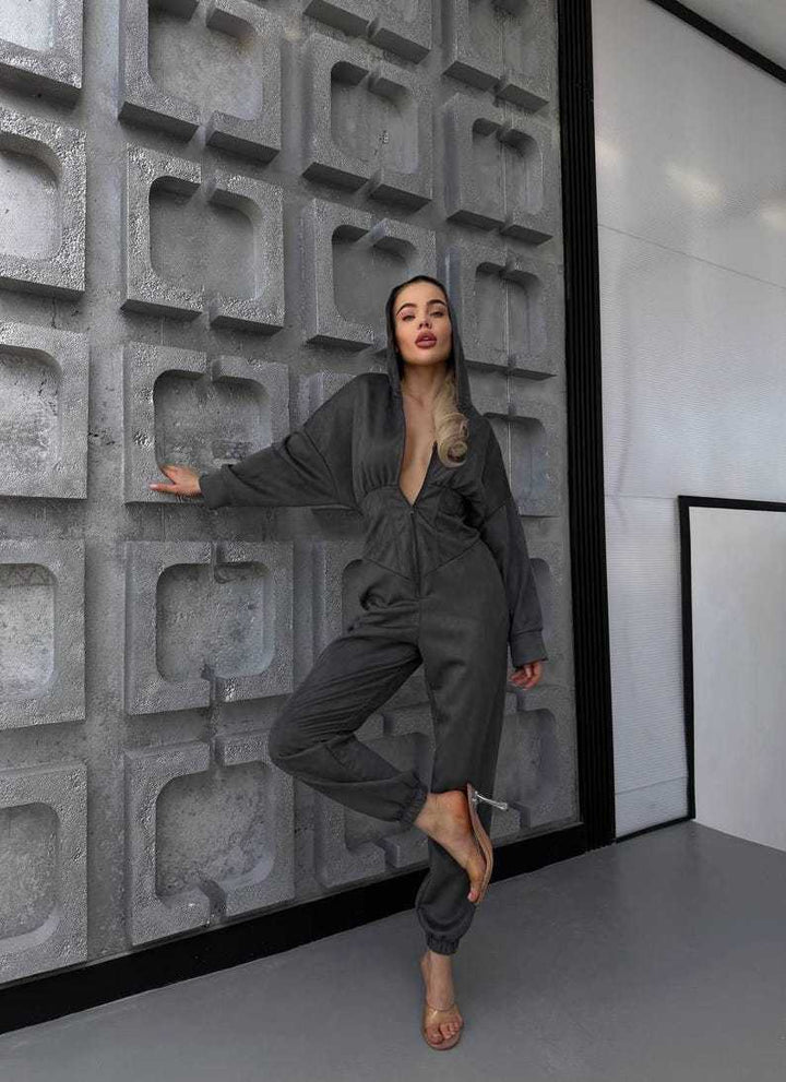 Kvinnors jumpsuit med djup halsringning och huva Mirla-Eva Jonsson