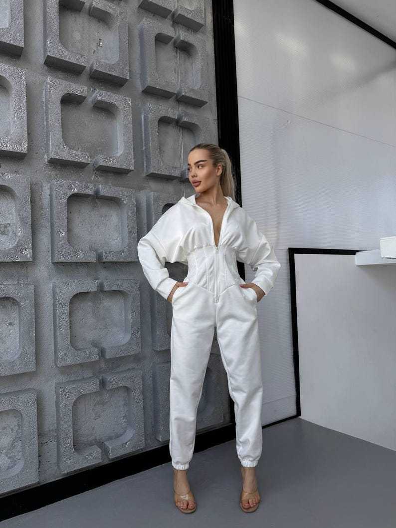 Kvinnors jumpsuit med djup halsringning och huva Mirla-Eva Jonsson