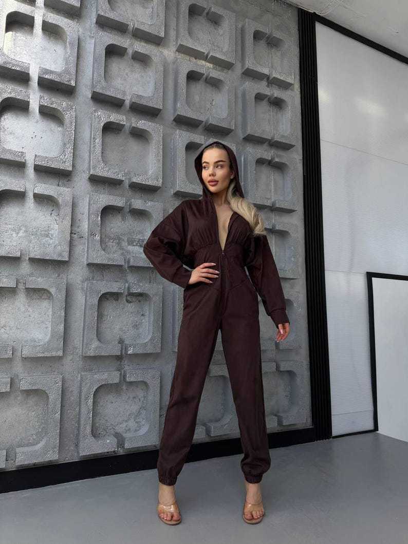 Kvinnors jumpsuit med djup halsringning och huva Mirla-Eva Jonsson