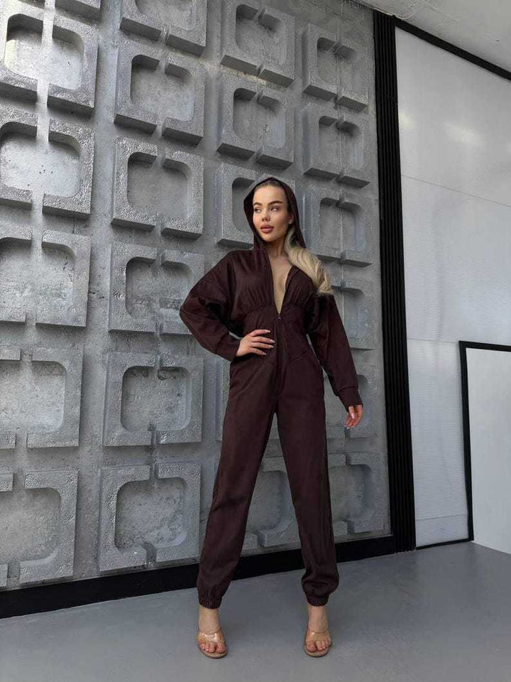 Kvinnors jumpsuit med djup halsringning och huva Mirla-Eva Jonsson