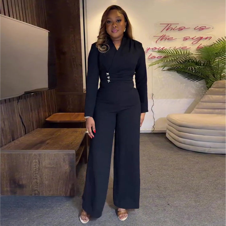 Kvinnors jumpsuit med elegant omslagdesign och detaljer vid midjehöjd-Eva Jonsson